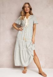 Jasnoniebieska Sukienka Boho z Chwostami i Ażurowymi Zdobieniami Poniti. Niebieskie sukienki damskie Renee, l, z aplikacjami, boho, bez kołnierzyka, bez ramiączek, maxi, rozkloszowane. Za 109.99 zł.