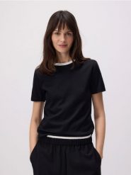 T-shirt z kontrastową lamówką - czarny. Czarne t-shirty damskie Reserved, l, bez wzorów, z bawełny, bez kołnierzyka. W wyprzedaży za 35.99 zł.