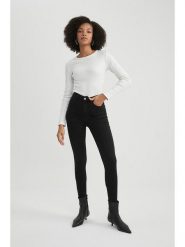 Trendyol Dżinsy - Skinny fit - w kolorze czarnym rozmiar: W30/L34. Czarne jeansy damskie Trendyol, z podwyższonym stanem. Za 86.99 zł.