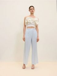 Garniturowe spodnie z wiskozy - jasnoniebieski. Niebieskie spodnie materiałowe damskie Reserved, bez wzorów, z wiskozy. W wyprzedaży za 49.99 zł.