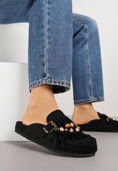 Czarne Klapki na Platformie Ozdobione Koralikami Klamrami i Frędzlami Leurecea. Czarne klapki damskie Renee, bez wzorów, bez obcasa, na platformie. Za 119.99 zł.