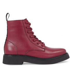 Trzewiki Tommy Jeans. Czerwone botki damskie Tommy Jeans, z jeansu, bez obcasa, na płaskiej podeszwie, bez zapięcia. Za 749.99 zł.