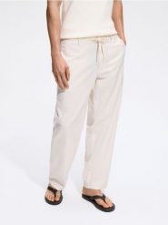 Spodnie relaxed straight - złamana biel. Spodnie materiałowe męskie Reserved, bez wzorów, z bawełny. Za 139.99 zł.