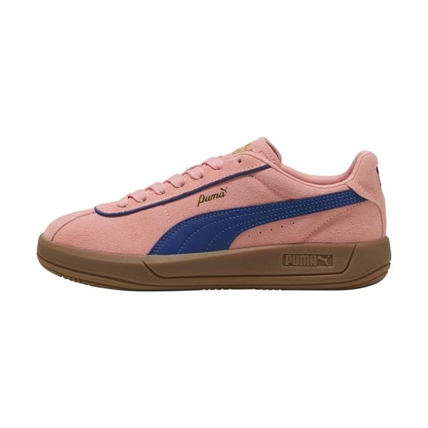 Buty sportowe damskie Puma Club Klassika Sd. Czerwone buty sportowe na co dzień damskie Puma, bez wzorów, z zamszu. W wyprzedaży za 209.00 zł.