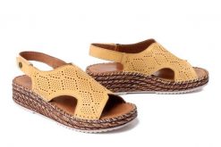 MANITU 910328-06 gelb, sandały damskie. Żółte sandały damskie Manitu, bez wzorów, ze skóry, bez obcasa, na koturnie. Za 229.42 zł.