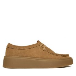 Półbuty Clarks. Brązowe półbuty damskie Clarks, bez wzorów, bez obcasa, na płaskiej podeszwie. Za 569.99 zł.