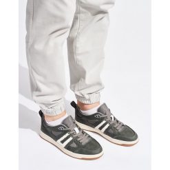 Szare buty sportowe ze skóry ekologicznej. Szare buty sportowe na co dzień męskie ze skóry ekologicznej, bez zapięcia. Za 181.89 zł.