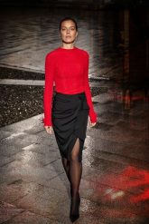 Spódnica z falbaną czarna. Czarne spódniczki damskie MOODO, l, bez wzorów, z elastanu. Za 129.99 zł.