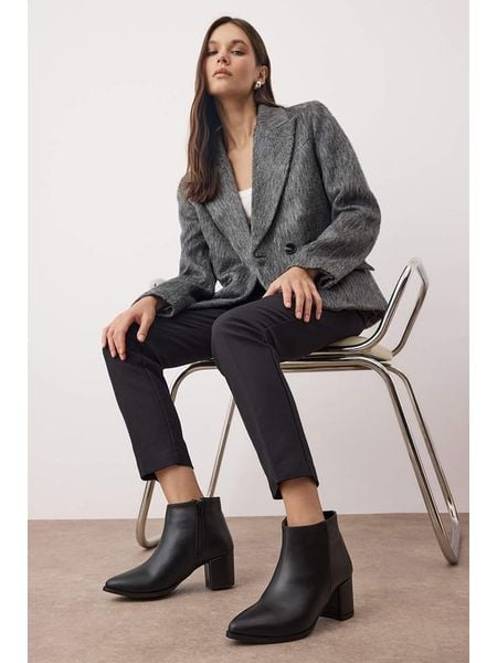 Trendyol Botki w kolorze czarnym rozmiar: 37. Czarne botki damskie Trendyol, eleganckie, bez obcasa, bez zapięcia. Za 117.99 zł.