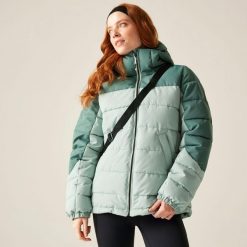 Kurtka damska zimowa ocieplana Aldthorn. Zielone kurtki damskie Regatta, na zimę, bez wzorów, z puchu, bez kaptura. W wyprzedaży za 299.99 zł.
