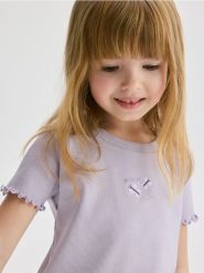 Bawełniany T-shirt z haftem - lawendowy. Fioletowe koszulki dziewczęce Reserved, m, bez wzorów, z bawełny, bez ramiączek. W wyprzedaży za 12.99 zł.