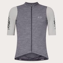 Oakley Koszulka Off Grid 2.0 Foa406794-02E. Szare t-shirty sportowe męskie Oakley, s, z materiału, bez ramiączek, rowerowe. Za 533.99 zł.
