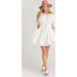 SUKIENKA Emporio Armani. Białe sukienki damskie Emporio Armani, na imprezę, bez wzorów, z bawełny, bez kołnierzyka, bez ramiączek, midi. Za 785.40 zł.