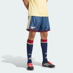 Spodenki z trzeciego zestawu Arsenal FC 26/27. Niebieskie szorty męskie Adidas, z materiału, bez kołnierzyka. Za 199.00 zł.
