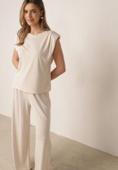 Jasnobeżowy Komplet z Lejącego Materiału z Wiskozą Szerokie Spodnie i Bluzka Pebosea. Brązowe spodnie materiałowe damskie Born2be, bez wzorów, z tkaniny, eleganckie. Za 139.99 zł.