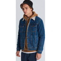 Jeansowa kurtka typu trucker - Niebieski. Niebieskie kurtki męskie Cropp, l, bez wzorów, z jeansu, bez kaptura. Za 199.99 zł.