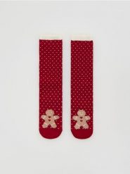 Skarpetki ze świątecznym motywem - czerwony. Czerwone skarpetki damskie Reserved, bez wzorów. Za 29.99 zł.