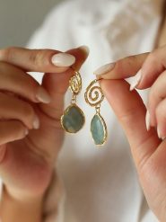 Pierres de Jade Pozłacane kolczyki-wkrętki z amazonitami rozmiar: onesize. Zielone kolczyki damskie Pierres de Jade, pozłacane. Za 43.99 zł.