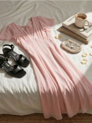 Sukienka midi z głębokim dekoltem na plecach, z wiskozą - różowy. Czerwone sukienki damskie Sinsay, l, bez wzorów, z wiskozy, bez kołnierzyka, bez ramiączek, midi. Za 59.99 zł.