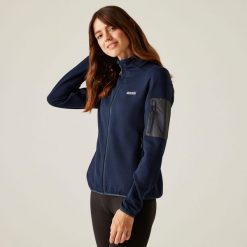 Softshell turystyczny damski Aldean. Czerwone kurtki softshell damskie Regatta, bez wzorów, z softshellu, bez kaptura. W wyprzedaży za 249.99 zł.