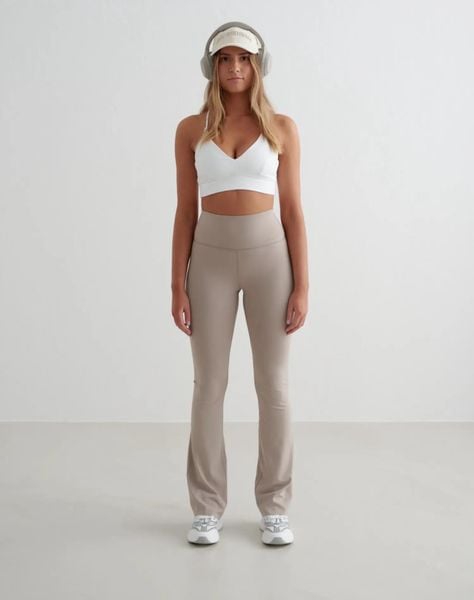 Damskie legginsy rozszerzane z wysokim stanem dla wysokich Sense ciemnogliniane. Brązowe legginsy damskie Aim'n, m, bez wzorów, z elastanu. Za 344.00 zł.