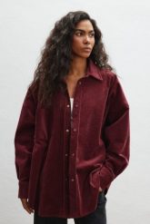 Sztruksowa koszula typu oversize w kolorze BURGUNDY - GARNET-S/M. Czerwone koszule damskie Marsala, m, bez wzorów, z bawełny, klasyczne, bez kołnierzyka, bez ramiączek. Za 459.90 zł.