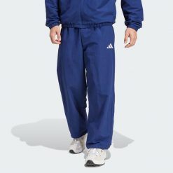 Spodnie Essential Small Logo Woven Open Hem. Białe spodnie sportowe męskie Adidas, z tkaniny. Za 219.00 zł.