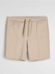 Wiskozowe szorty slim - beżowy. Brązowe szorty męskie Sinsay, z wiskozy, bez kołnierzyka. Za 39.99 zł.