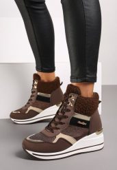 Brązowe Botki na Koturnie w Streetwearowym Stylu Ozdobione Futerkiem Arabelline. Brązowe botki damskie Renee, z futra, eleganckie, bez obcasa, na koturnie, bez zapięcia. Za 109.99 zł.