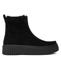 Botki Clarks. Czarne botki damskie Clarks, bez obcasa, na płaskiej podeszwie, bez zapięcia. Za 659.99 zł.