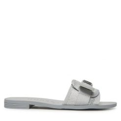 Klapki Guess. Szare klapki damskie Guess, z aplikacjami, bez obcasa. Za 309.99 zł.