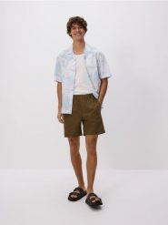Bawełniana koszula comfort fit - jasnoniebieski. Niebieskie koszule męskie Reserved, l, bez wzorów, z bawełny, bez kołnierzyka, bez ramiączek. Za 119.99 zł.