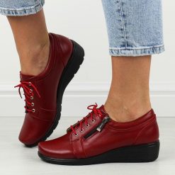 Czerwone Polskie półbuty damskie Gregors 759. Czerwone półbuty damskie GREGORS, bez wzorów, z jeansu, casualowe, z okrągłym noskiem, bez obcasa, na koturnie. Za 379.00 zł.