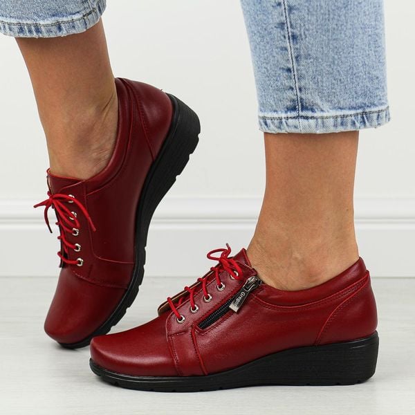 Czerwone Polskie półbuty damskie Gregors 759. Czerwone półbuty damskie GREGORS, bez wzorów, z jeansu, casualowe, z okrągłym noskiem, bez obcasa, na koturnie. Za 379.00 zł.