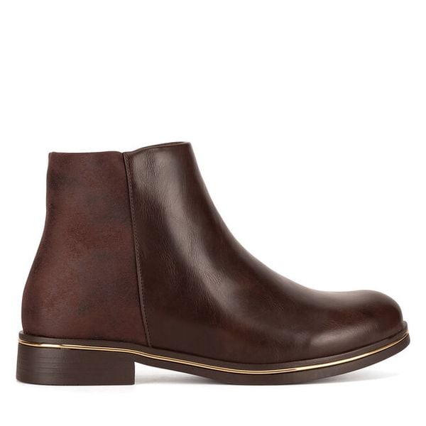 Botki Clara Barson. Brązowe botki damskie Clara Barson, bez obcasa, na płaskiej podeszwie, bez zapięcia. Za 139.99 zł.