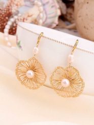 L'Atelier de Gaia Pozłacane kolczyki z perłami i cyrkoniami rozmiar: onesize. Białe kolczyki damskie L'Atelier de Gaia, z cyrkonią, pozłacane, z zapięciem typu bigiel. Za 86.99 zł.