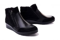 COMFORTABEL 990224-01 schwarz, botki damskie. Czarne botki damskie Comfortabel, na zimę, bez obcasa, na koturnie, bez zapięcia. Za 404.90 zł.