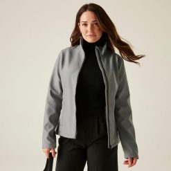 Damska kurtka softshell Ablaze z nadrukiem. Szare kurtki damskie Regatta, bez wzorów, z poliesteru, bez kaptura. Za 94.80 zł.