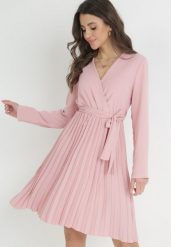 Ciemnoróżowa Sukienka Plisowana z Kopertowym Dekoltem i Paskiem Minesia. Czerwone sukienki damskie Born2be, m, bez wzorów, z materiału, eleganckie, bez kołnierzyka, bez ramiączek, mini, kopertowe. W wyprzedaży za 79.99 zł.