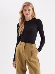 Bruuns Bazaar Bluzka Angela BBW1071N Czarny Slim Fit. Czarne bluzki damskie Bruuns Bazaar, xl, bez wzorów, bez ramiączek. Za 379.99 zł.