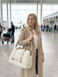 Pikowana torba podróżna z uchwytami - kremowy. Białe torebki klasyczne damskie Sinsay, bez wzorów, pikowane, bez dodatków. Za 39.99 zł.