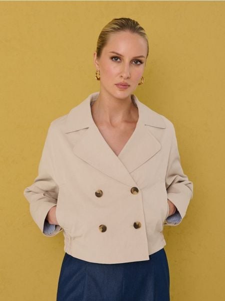 Kurtka z ozdobnymi guzikami - kremowy. Białe kurtki damskie Sinsay, l, bez wzorów, bez kaptura. Za 79.99 zł.