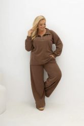 Oversizowy prążkowany komplet z bluzą i spodniami Good Day Ahead w kolorze kakao/ciepły brąz Plus Size Oversize. Białe bluzy sportowe damskie Moda Size Plus Iwanek, l, bez wzorów, z dzianiny, bez ramiączek, długie, bez kaptura. Za 419.90 zł.