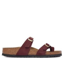 Japonki Birkenstock. Czerwone klapki damskie Birkenstock, bez wzorów, bez obcasa. Za 549.99 zł.