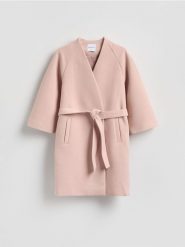 Płaszcz z paskiem - pastelowy róż. Czerwone płaszcze damskie Reserved, l, bez wzorów, z tkaniny. Za 329.99 zł.