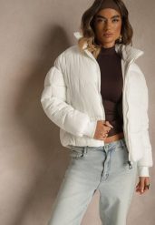 Biała Kurtka Puffer z Pikowanymi Przeszyciami i Ściągaczami przy Rękawach Cenilea. Białe kurtki damskie Renee, l, bez wzorów, z jeansu, z kapturem. Za 129.99 zł.