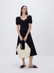 Sukienka midi - czarny. Czarne sukienki damskie Reserved, l, bez wzorów, z tkaniny, bez kołnierzyka, bez ramiączek, midi, rozkloszowane. Za 159.99 zł.