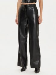 Guess Spodnie z imitacji skóry Vixen W4PB68 WF8Q0 Czarny Regular Fit. Czarne spodnie materiałowe damskie Guess, z aplikacjami, ze skóry. Za 269.99 zł.