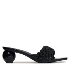 Klapki DeeZee. Czarne klapki damskie DeeZee, bez wzorów, bez obcasa. Za 179.99 zł.