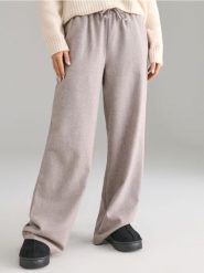 Spodnie wide leg - beżowy. Brązowe spodnie materiałowe damskie Sinsay, bez wzorów. Za 59.99 zł.